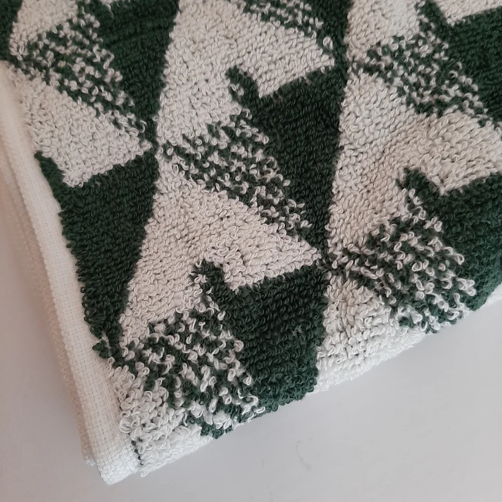 *West Elm Modern Pine Tree Jacquard Bath Towel (1 Towel)